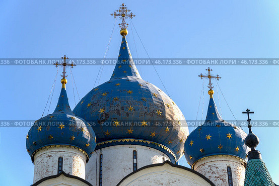 Купола старинного Рождественского собора. Суздальский кремль, Владимирская область. Золотое кольцо России (2024 год). Стоковое фото, фотограф Анна Карасева / Фотобанк Лори