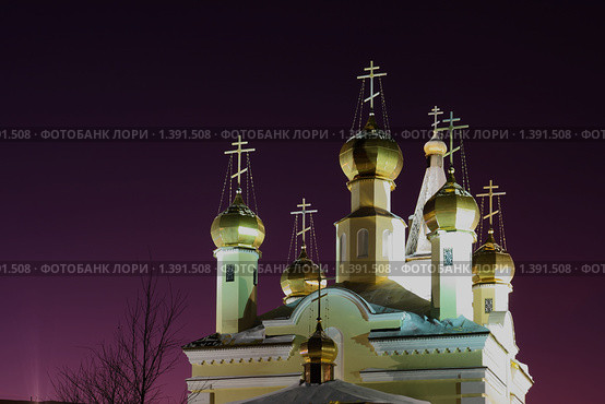Купола церкви в ночной подсветке на фоне багряного закатного неба. Свято-Никольский храм, город Надым (2010 год). Стоковое фото, фотограф Григорий Писоцкий / Фотобанк Лори