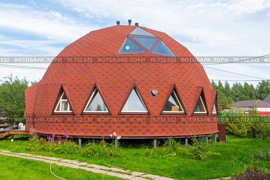 Купольный дачный дом. Ленинградская область (2020 год). Редакционное фото, фотограф Александр Щепин / Фотобанк Лори