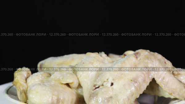 Куриные крылышки на черном фоне. Стоковое видео, видеограф Потийко Сергей / Фотобанк Лори