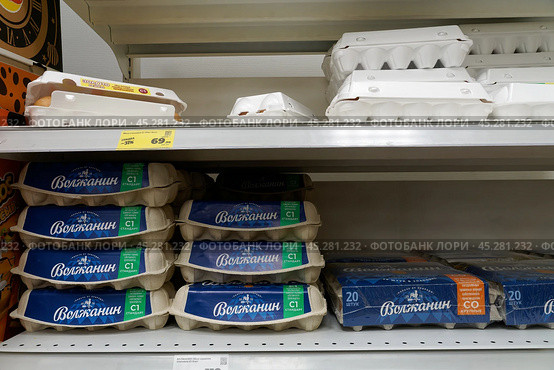 Куриные яйца на прилавке продуктового магазина. Москва, Россия. 30 октября 2024. Редакционное фото, фотограф Артём Соболев / Фотобанк Лори