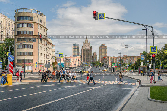 Kutuzovsky Prospect in Moscow, people cross the road at a pedestrian crossing (2020 год). Редакционное фото, фотограф Саблин Станислав / Фотобанк Лори