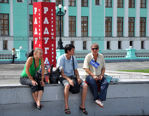 Квартирные маклеры на привокзальной площади Новосибирска (2011 год). Редакционное фото, фотограф Анна Мартынова / Фотобанк Лори