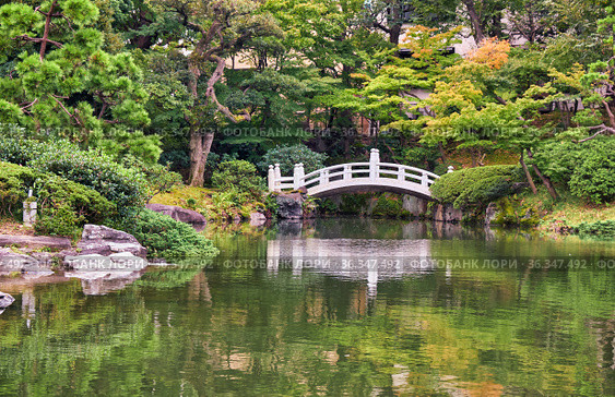 Kyu-yasuda garden, a small japanese stroll garden located in Ryogoku. Tokyo. Japan (2019 год). Стоковое фото, фотограф Сергей Пристяжнюк (Serg Zastavkin) / Фотобанк Лори