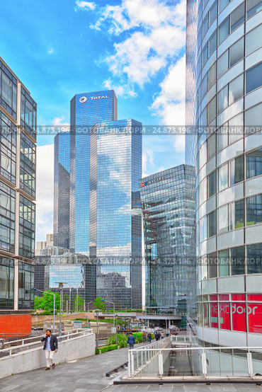 La Defense, Business Quarter with businessmen in the streets, area of Paris, French financial center with skyscrapers and modern buildings (2016 год). Редакционное фото, фотограф Vitas / Фотобанк Лори