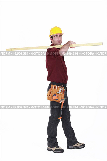 Labourer carrying a  plank. Стоковое фото, агентство Ingram Publishing / Фотобанк Лори