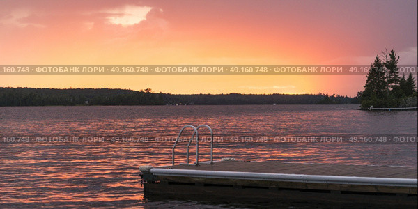 Ladder on boardwalk, Lake of The Woods, Ontario, Canada. Стоковое фото, агентство Ingram Publishing / Фотобанк Лори