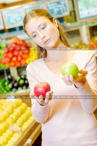 Lady holding red apple in one hand and a green apple in the other. Стоковое фото, агентство Ingram Publishing / Фотобанк Лори