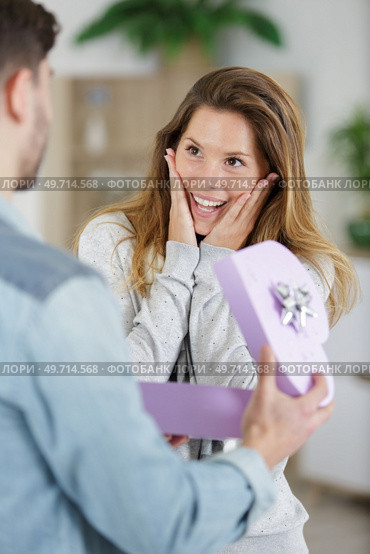 lady is surprised by generous gift from her boyfriend. Стоковое фото, агентство Ingram Publishing / Фотобанк Лори