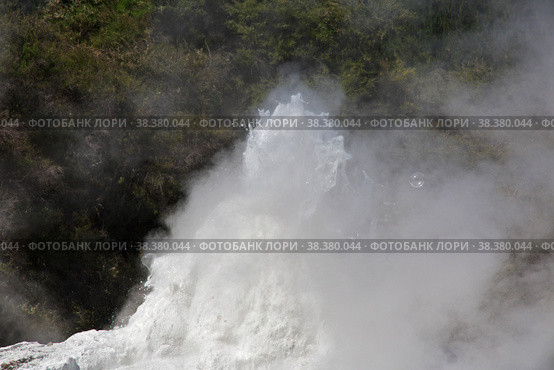 Lady knox geyser in wai-o-tapu thermal park, New Zealand. Стоковое фото, фотограф Сергей Стрелков / Фотобанк Лори