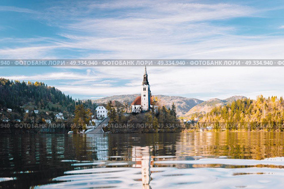 Lake Bled in the Alpine mountains in autumn under blue sky. Стоковое фото, агентство Ingram Publishing / Фотобанк Лори