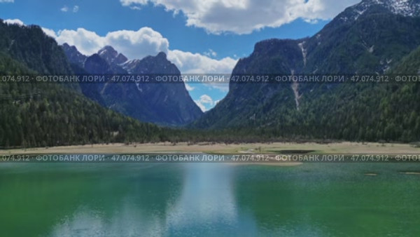 Lake Lago di Dobbiaco in Dolomites. Стоковое видео, видеограф Михаил Коханчиков / Фотобанк Лори