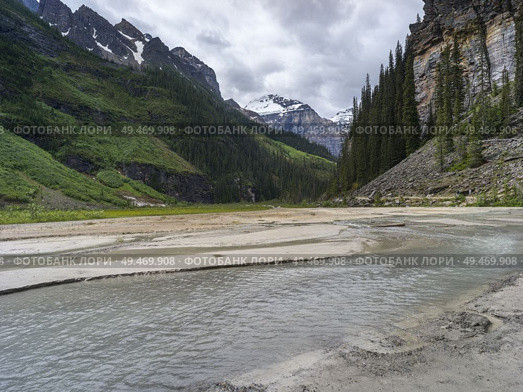 Lake Louise and Rocky Mountains, Banff National Park, Alberta, Canada. Стоковое фото, агентство Ingram Publishing / Фотобанк Лори