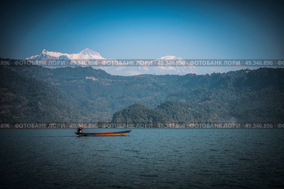 Lake Phewa in Pokhara, Nepal, with the Himalayan mountains in the background, including Machhapuchhre and Annapurna. Стоковое фото, агентство Ingram Publishing / Фотобанк Лори