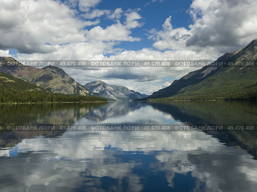 Lake with mountain range in the background, Waterton Lake, Waterton-Glacier International Peace Park, Waterton Lakes National Park, Alberta, Canada. Стоковое фото, агентство Ingram Publishing / Фотобанк Лори