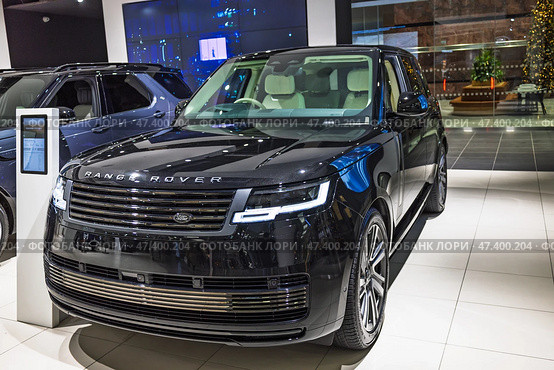 Land Rover Range Rover SV luxury SUV on showroom display. London, UK, 24 December 2023. Редакционное фото, фотограф Zydrius Tartenis / Фотобанк Лори