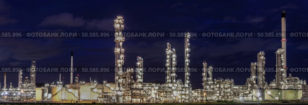 Landscape of oil refinery industry with oil storage tank. Стоковое фото, агентство Ingram Publishing / Фотобанк Лори