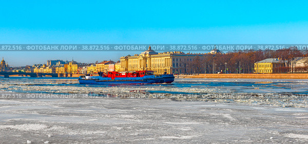 Landscape of the Neva river and university embankment in St. Petersburg (2022 год). Редакционное фото, фотограф Владимир Ушаров / Фотобанк Лори