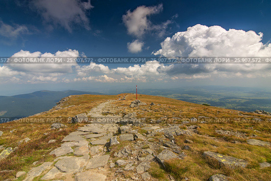 Landscape view from trekking path, Bieszczady Mountains Poland. Стоковое фото, агентство BE&W Photo / Фотобанк Лори