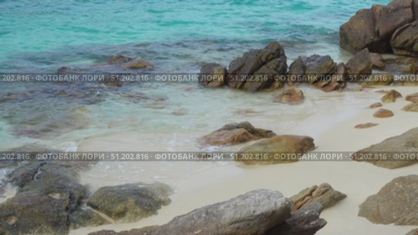 Landscape with beach and rocks. Стоковое видео, видеограф Михаил Коханчиков / Фотобанк Лори