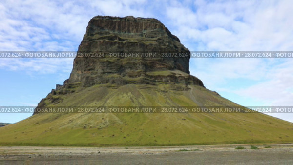 Landscape with mountain Lomagnupur in the countryside in Iceland between Vik and Jokulsarlon (2017 год). Стоковое видео, видеограф Алексей Кузнецов / Фотобанк Лори