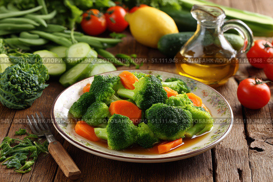 Large bowl of freshly steamed mixed fresh vegetables. Vibrant dish of Steaming Vegetables on old wooden table. Broccoli, carrots, green beans, and snow peas. Healthy cooking. Vegetable garden produce. Стоковое AI-изображение, AI-художник Марина Демидюк / Фотобанк Лори