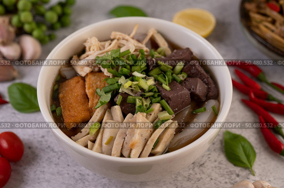 Large noodles with pork blood sausage, shredded chicken, crispy pork and sliced ??spring onions. Стоковое фото, агентство Ingram Publishing / Фотобанк Лори