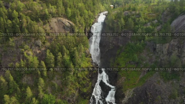 Latefossen is one of the most visited waterfalls in Norway and is located near Skare and Odda in the region Hordaland, Norway. Consists of two separate streams flowing down from the lake Lotevatnet. (2019 год). Стоковое видео, видеограф Андрей Армягов / Фотобанк Лори