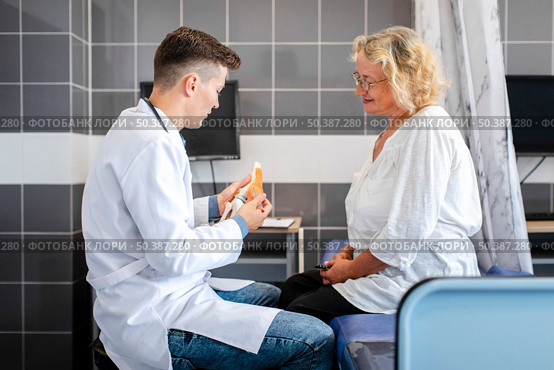 lateral view doctor showing bone joints patient. Стоковое фото, агентство Ingram Publishing / Фотобанк Лори