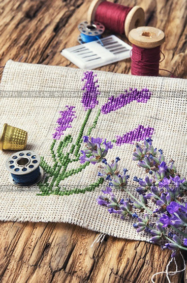 Lavender bouquet embroidery. Embroidery bouquet of lavender and tools of needlework. Стоковое фото, агентство Ingram Publishing / Фотобанк Лори