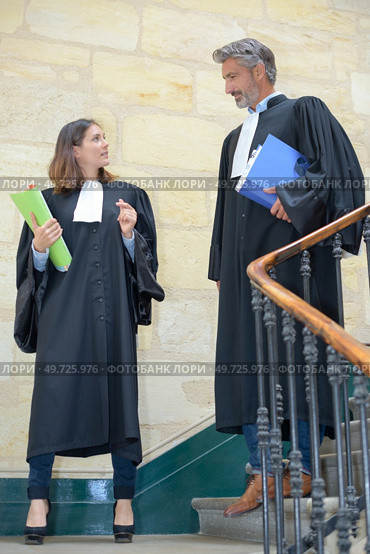 lawyers meeting in the courthouse. Стоковое фото, агентство Ingram Publishing / Фотобанк Лори
