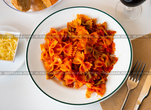 Lazos con tomate, spanish pasta in tomato sauce. Стоковое фото, фотограф Яков Филимонов / Фотобанк Лори