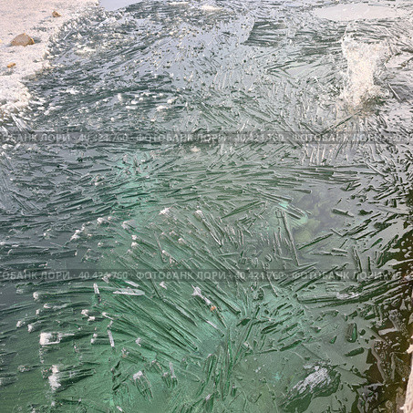 Льдинки тают на озере Байкал / Ice melting on Lake Baikal. Стоковое фото, фотограф Виталина Бухольцева / Фотобанк Лори