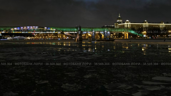 Ледоход на Москве-реке с видом на Пушкинский (Андреевский) мост ночью / Video of ice drift on the Moscow River on the background of Pushkinsky (Andreevsky) pedestrian bridge at the winter night. Moscow. Russia (2022 год). Редакционное видео, видеограф Сергей Пристяжнюк (Serg Zastavkin) / Фотобанк Лори