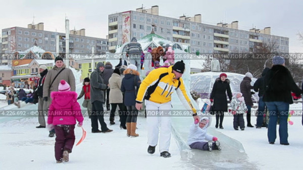 Ледяная горка на центральной площади, город Дмитров (2013 год). Редакционное видео, видеограф Кекяляйнен Андрей / Фотобанк Лори