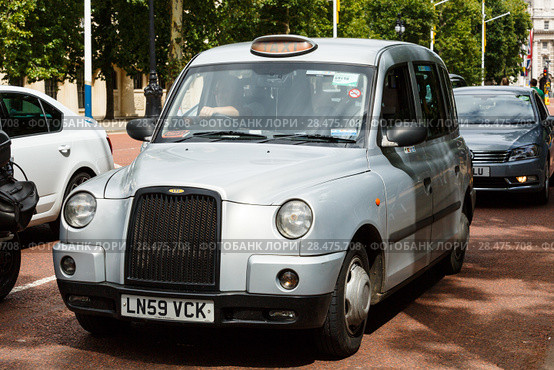 Legendary London taxi cab on the streets of London (2017 год). Редакционное фото, фотограф Ирина Мойсеева / Фотобанк Лори
