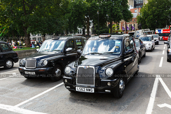 Legendary London taxi cab on the streets of London (2017 год). Редакционное фото, фотограф Ирина Мойсеева / Фотобанк Лори