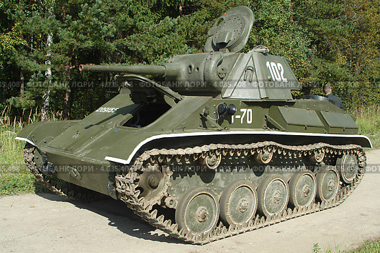 Лёгкий танк Т-70 на полигоне в музее бронетехники, Кубинка (2003 год). Редакционное фото, фотограф Малышев Андрей / Фотобанк Лори