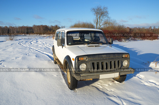 Легковой автомобиль ВАЗ-2121 "Нива" на снегу (2013 год). Редакционное фото, фотограф Елена Коромыслова / Фотобанк Лори