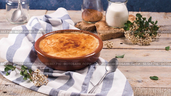 Leite creme, portuguese desert similar to creme brulee, cream brulee and burnt cream. Стоковое фото, агентство Ingram Publishing / Фотобанк Лори