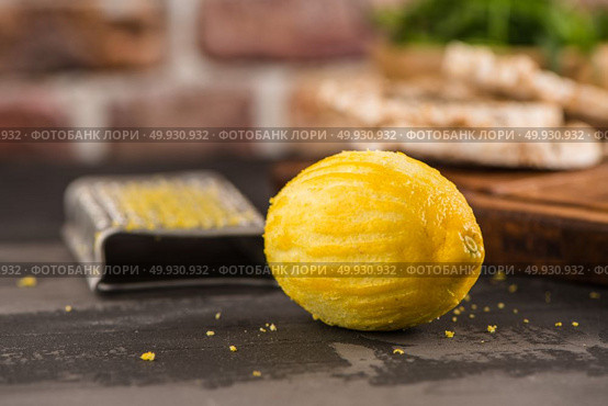 Lemon,  lemon zest and grater peel  on the wooden table. Стоковое фото, агентство Ingram Publishing / Фотобанк Лори