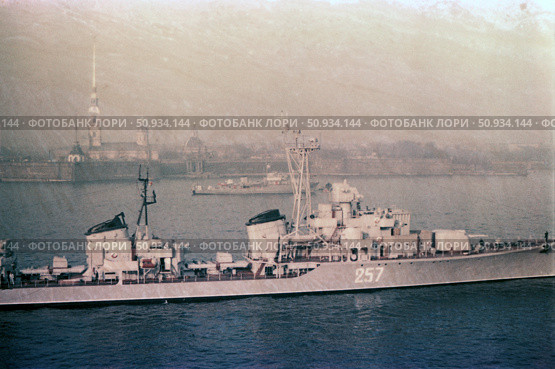 Ленинград, СССР - октябрь, 1962 года: эскадренный миноносец "Сокрушительный" возле Петропавлоской крепости. Редакционное фото, фотограф Михаил Дружинин / Фотобанк Лори