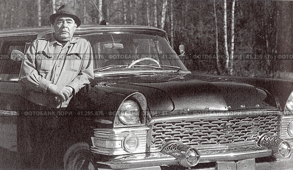 Леонид Ильич Брежнев (1906-1982) любил хорошие автомобили, рядом с "Чайкой". Из отечественных автомобилей Брежнев отдавал предпочтение автомобилям маркам ЗиЛ и Чайка. Ретро фотография, середина 70-х годов прошлого столетия.. Редакционное фото, фотограф Сергей Елизарьев / Фотобанк Лори