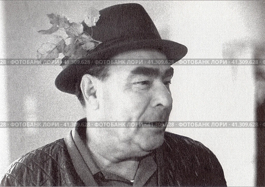 Леонид Ильич Брежнев (1906-1982) после удачной охоты. Ретро фото, конец 60-х годов ХХ века. Редакционное фото, фотограф Сергей Елизарьев / Фотобанк Лори
