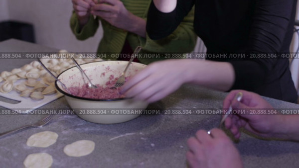 Лепка домашних пельменей. Стоковое видео, видеограф Валентин Беспалов / Фотобанк Лори
