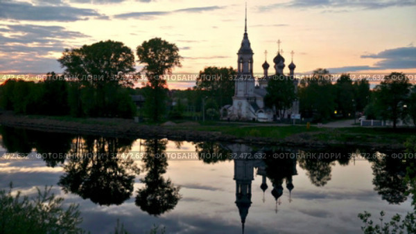 Летний вечер в Вологде. Сретенская церковь отражается в реке (2019 год). Стоковое видео, видеограф Юлия Бабкина / Фотобанк Лори
