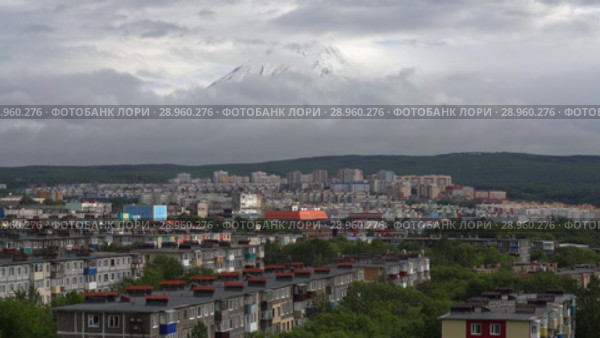 Летний вид на Петропавловск-Камчатский, Корякский вулкан. Time lapse (2018 год). Стоковое видео, видеограф А. А. Пирагис / Фотобанк Лори