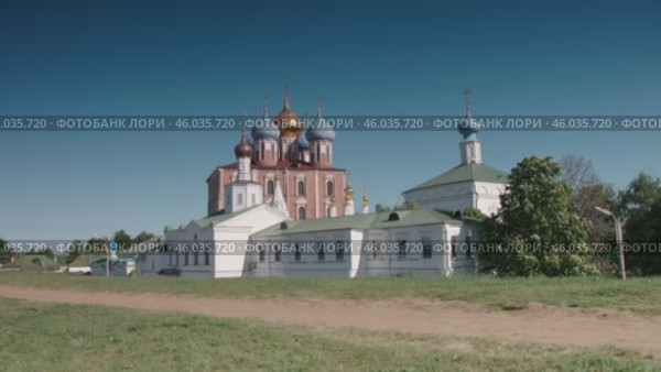 Летняя съемка Рязанского кремля с крепостных стен. Древние православные храмы с оригинальной архитектурой. Summer video shooting of the Ryazan Kremlin from the fortress walls. Ancient Orthodox churches with original architecture. Стоковое видео, видеограф Валерий Тесаков / Фотобанк Лори
