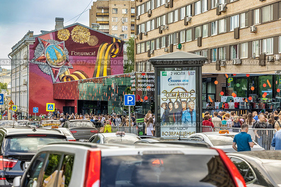 Лето 2022 года, Пушкинская площадь Москвы, очередь в ресторан быстрого питания "Макдоналдс" сменивший название на "Вкусно – и точка" Редакционное фото, фотограф Юрий Шурчков / Фотобанк Лори