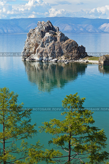 Лето на Байкале. Остров Ольхон. Вид на скалу Шаманку. Стоковое фото, фотограф Виктория Катьянова / Фотобанк Лори